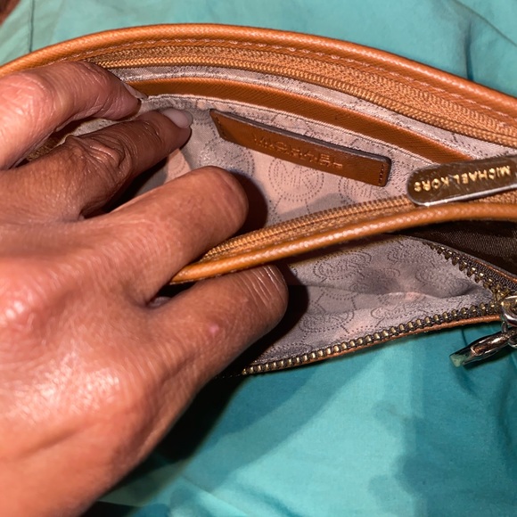 Michael Kors wristlet - Picture 2 of 4